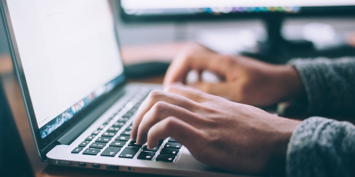 Webseitenbetreiber arbeitet am Laptop an seiner rechtssicheren Website