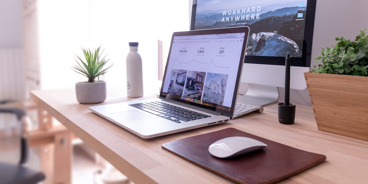 Laptop auf aufgeräumtem Schreibtisch zeigt eine neue Website