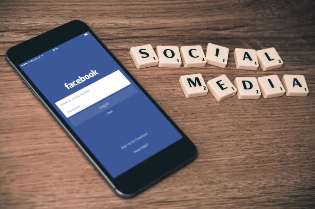 Social Media Buttons, Handy mit Scrabble Buchstaben